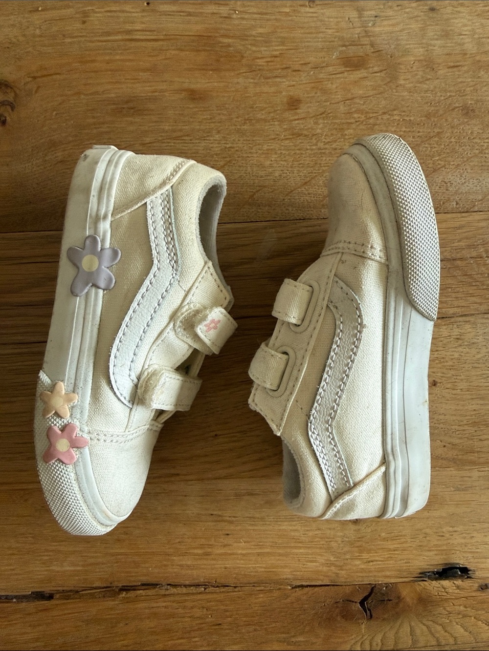 Vans Toddler Old Skool V Shoe Velcro Low Rise Sneakers with Pastel Flower Charms
